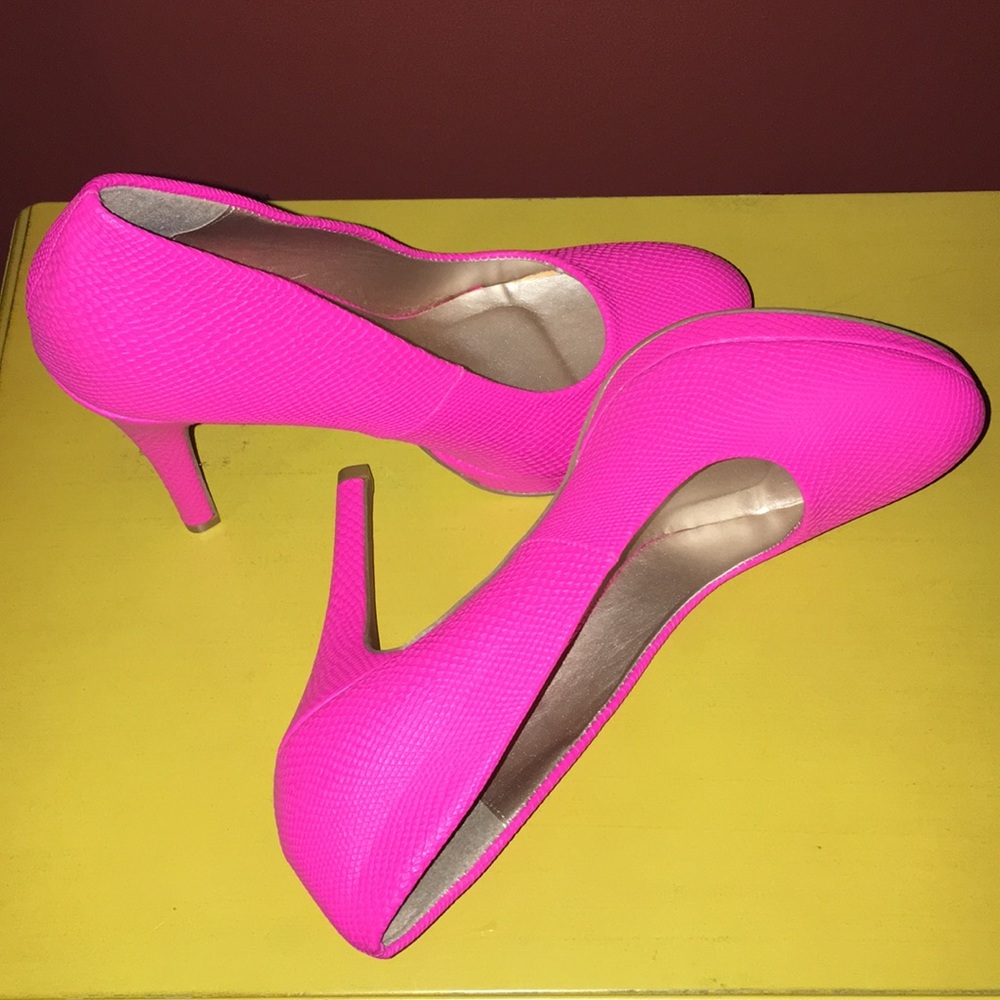 👄Charlotte Russe Hott Pink Textured Heels